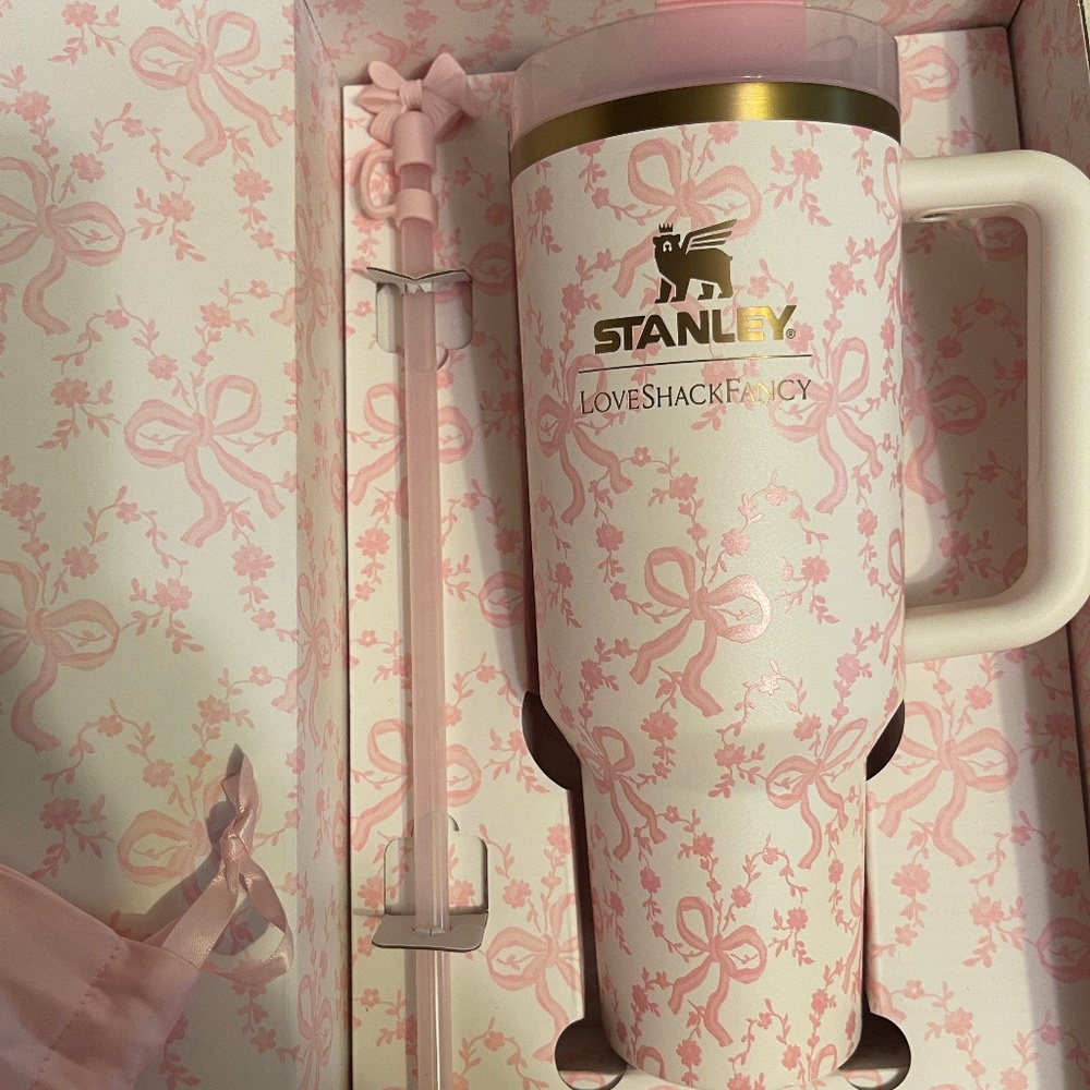 STANLEY + LoveShackFancy 40oz Quencher Tumbler * COQUETTE BOW CHANTILLY